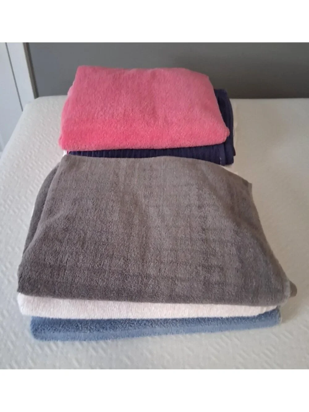 Lot of 6 full length bath towels thick and soft one is a Tommy Hilfiger